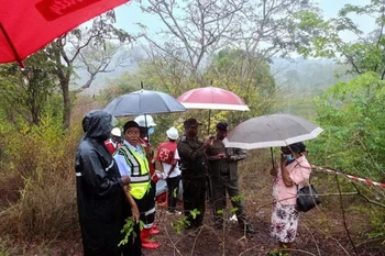 Các quan chức Kenya tại hiện trường vụ tai nạn máy bay gần Diani (Nguồn: AP)