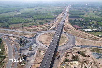 Nút giao tại đường Vành đai 3-Thành phố Hồ Chí Minh đoạn qua Đồng Nai đang thi công. (Ảnh: Công Phong/TTXVN)