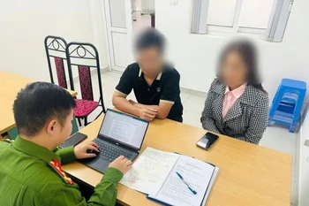 Công an làm việc với những người liên quan đến vụ việc. (Ảnh: Công an TP Hà Nội)