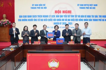 Hội nghị bàn giao hồ sơ ứng cử đại biểu Quốc hội khóa XVI và đại biểu HĐND thành phố Hà Nội nhiệm kỳ 2026-2031. (Nguồn: Cổng thông tin điện tử UBND thành phố Hà Nội)