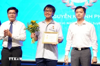 Trao giải cho thí sinh giành giải Nhất các bảng thi. (Ảnh: Văn Dũng/TTXVN)