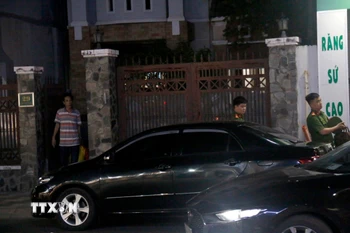 Cơ quan Cảnh sát điều tra tại nhà ông Nguyễn Văn Thành, cựu Giám đốc Bệnh viện Đa khoa Bình Thuận vào tối ngày 3/10. (Ảnh: Nguyễn Thanh/TTXVN)