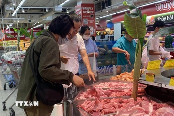 Người dân Đà Nẵng lựa chọn mua thực phẩm tại siêu thị. (Ảnh: Khoa Chương/TTXVN)