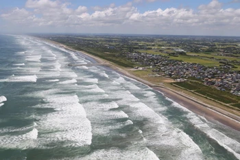 Những con sóng lớn ập vào bờ biển Kujukuri ở thành phố Sosa, tỉnh Chiba, Nhật Bản, sau trận động đất mạnh 8,8 độ tại Kamchatka của Nga ngày 30/7. (Ảnh: AP)