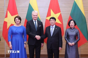 Chủ tịch nước Lương Cường và Phu nhân với Tổng thống Litva Gitanas Nauseda và Phu nhân dự tiệc chiêu đãi. (Ảnh: Lâm Khánh/TTXVN)