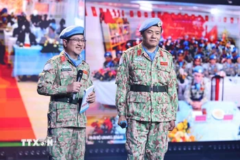 Giao lưu với đồng chí Mai Hợp có người con cũng đã nối gót cha trở thành một chiến sỹ Mũ nồi xanh và đây cũng chính là cặp cha - con đầu tiên của lực lượng GGHB Việt Nam. (Ảnh: Minh Đức/TTXVN)