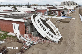 Một căn biệt thự tại khu nghỉ dưỡng Hoa Tiên Xuân Thành, xã Xuân Thành (Hà Tĩnh) bị đổ sập sau cơn bão số 10. (Ảnh: Hữu Quyết/TTXVN)