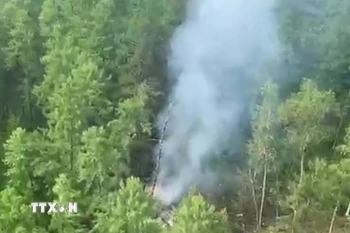 Hiện trường vụ tai nạn máy bay chở khách An-24 ở tỉnh Amur thuộc vùng Viễn Đông của Nga. (Ảnh: TASS/TTXVN)