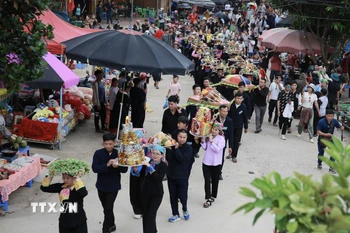 Phần lễ của chợ tình, người dân Khau Vai sẽ dâng lễ lên miếu Ông, miếu Bà như để nhớ về nguồn cội, những người khai đất khai hoang ra bản làng Khau Vai và để tôn vinh tình yêu lứa đôi. (Ảnh: Minh Quyết/TTXVN)
