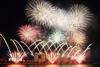 Màn biểu diễn pháo hoa rực rỡ sông Hàn trong đêm thi chủ đề “Nghệ thuật sáng tạo”. (Ảnh: Quốc Dũng/TTXVN)