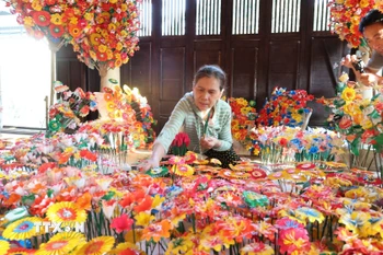 Sản phẩm hoa giấy Thanh Tiên (Huế). (Ảnh: Hải Âu/TTXVN)