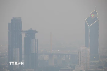 Khói mù ô nhiễm bao phủ Bangkok, Thái Lan. (Ảnh: THX/TTXVN)