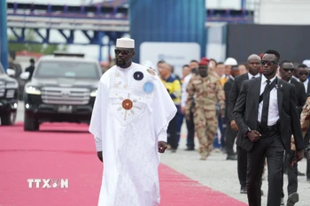 Ông Mamady Doumbouya (trái) tới dự một sự kiện ở Forecariah, Guinea ngày 11/11/2025. (Ảnh: THX/TTXVN)