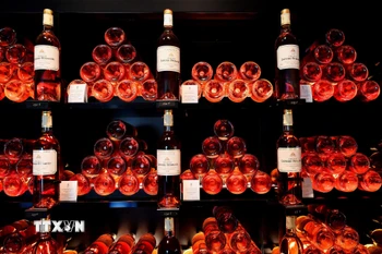 Rượu vang Pháp được bày bán tại Bommes, Tây Nam Pháp ngày 28/1/2019. (Ảnh: AFP/TTXVN)