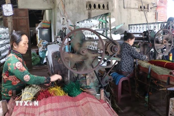 Người dân hối hả sản xuất vụ Tết tại “thủ phủ” chiếu cói Thu Xà. (Ảnh: Đinh Hương/TTXVN)