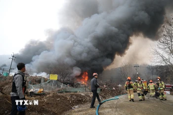 Hiện trường đám cháy tại làng Guryong, quận Gangnam, Hàn Quốc sáng 16/1/2026. (Ảnh: Yonhap/TTXVN)