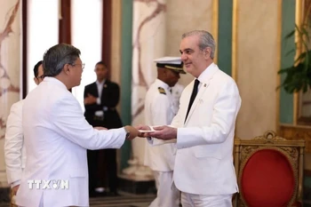 Đại sứ Việt Nam Lê Quang Long trình Quốc thư lên Tổng thống Cộng hoà Dominicana Luis Rodolfo Abinader Corona. (Ảnh: TTXVN phát)