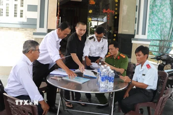 Kiểm tra tại cơ sở giết mổ gia súc V.N, huyện Phụng Hiệp, Hậu Giang. (Ảnh: Nguyễn Hằng/TTXVN)