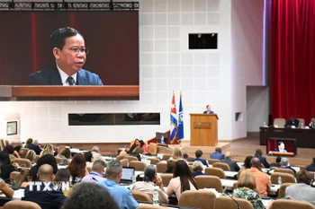 Trung tướng Tạ Quang Khải, Phó Viện trưởng Viện Kiểm sát Nhân dân Tối cao, Viện trưởng Viện Kiểm sát Quân sự Trung ương Việt Nam trình bày tham luận tại Hội nghị. (Ảnh: Việt Hùng/TTXVN)