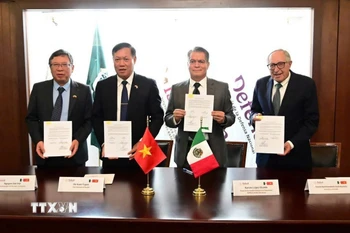 Thứ trưởng Đỗ Xuân Tuyên, Đại sứ VIệt Nam tại Mexico Nguyễn Văn Hải cùng lãnh đạo Bộ Y tế Mexico tại lễ ký kết Biên bản ghi nhớ (MoU) về hợp tác giữa Bộ y tế 2 nước. (Ảnh: Bộ Y tế Mexico)
