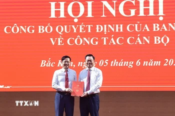 Ủy viên Trung ương Đảng, Bí thư Tỉnh ủy Bắc Kạn Hoàng Duy Chinh trao Quyết định của Ban Bí thư cho đồng chí Đinh Quang Tuyên. (Ảnh: Nguyễn Công Hải/TTXVN)