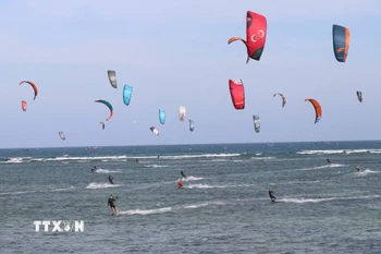 Các vận động viên cùng thi đấu nội dung tốc độ. (Ảnh: Công Thử/TTXVN)