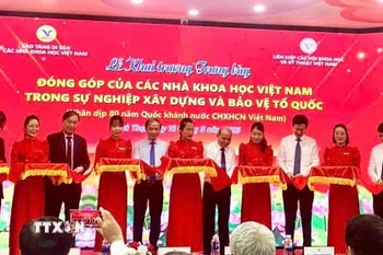 Các đại biểu cắt băng khai trương trưng bày. (Ảnh: Vũ Hà/TTXVN)