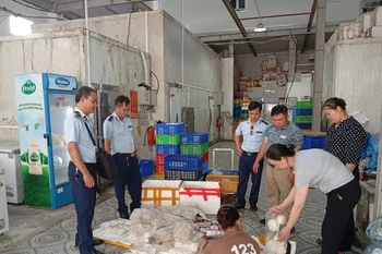 Hiện trường vụ tai nạn giao thông nghiêm trọng khi 2 ôtô tông nhau khiến 1 người tử vong. (Ảnh: TTXVN phát)