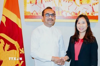 Đại sứ Trịnh Thị Tâm và Bộ trưởng Bimal Rathnayake tại buổi gặp. (Ảnh: TTXVN phát)