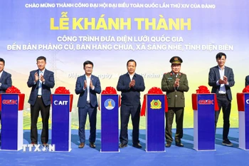 Các đại biểu thực hiện nghi lễ cắt băng khánh thành công trình đưa điện lưới quốc gia đến với bản Phảng Củ và bản Háng Chua, xã Sáng Nhè (Điện Biên). (Ảnh: Phan Quân/TTXVN)