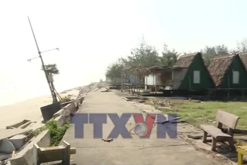 Quảng Trị: Kè biển Nhật Lệ chưa nghiệm thu đã bị sóng đánh hư hỏng