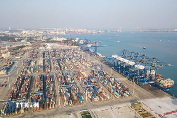 Quang cảnh cảng hàng hóa tại tỉnh Hải Nam, Trung Quốc. (Ảnh: THX/TTXVN)