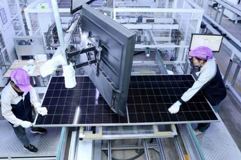 Các nhân viên hoàn thành đơn đặt hàng xuất khẩu sản phẩm quang điện Mặt trời tại xưởng sản xuất kỹ thuật số của một công ty ở Suqian, tỉnh Giang Tô. (Nguồn: China Daily)