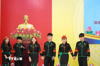 Trường Phổ thông Dân tộc nội trú Trung học phổ thông Quảng Trị biểu diễn bộ trang phục mới của đồng bào Chứt. (Ảnh: Thanh Thủy/TTXVN)