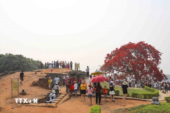 Du khách tham quan Di tích Đồi A1. (Ảnh: Xuân Tư/TTXVN)