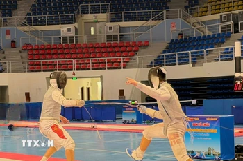 Các VĐV thi đấu ở nội dung kiếm ba cạnh Nam. (Ảnh: Thanh Vân/TTXVN)