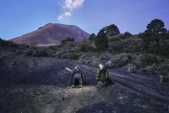 Indonesia nâng mức cảnh báo đối với núi lửa Burni Telong sau khi ghi nhận sự gia tăng hoạt động. (Ảnh: AP)