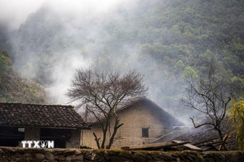 Những ngôi nhà trình tường đẹp như cổ tích của người Mông ở Tuyên Quang. (Ảnh: Khánh Hòa/TTXVN)