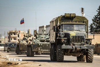 Đoàn xe quân sự của Nga di chuyển qua thành phố Qamishli thuộc tỉnh Hasakah, Đông Bắc Syria ngày 9/3/2020. (Ảnh: AFP/TTXVN)