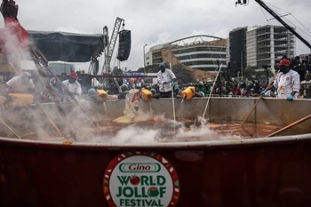 Baci sử dụng chiếc nồi đường kính 6m nấu 5 tấn gạo basmati, 600kg hành tây, 750kg dầu ăn cùng với nước sốt cà chua trước sự chứng kiến của khoảng 8.000 người. (Nguồn: AFP)