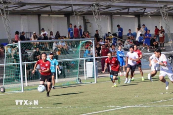 Một pha bóng trong trận chung kết giữa hai đội VN Amsterdam FC (Hà Lan) và Viet Gold FC (Pháp). (Ảnh: Hương Giang/TTXVN)