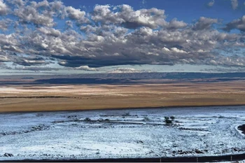 Tuyết phủ trên sa mạc khô cằn nhất thế giới Atacama ở phía bắc Chile. (Ảnh: AFP)