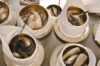 Cá trích biển Baltic được lên men trong dung dịch muối loãng ít nhất 6 tháng trước khi đóng hộp. (Ảnh: AFP/Getty Images)