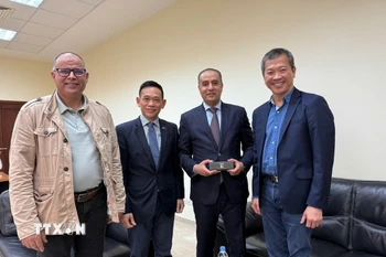 Bộ trưởng Thể thao Algeria Walid Sadi (thứ 3, từ trái qua) tiếp Chủ tịch Liên đoàn Vovinam Thế giới Mai Hữu Tín (phải) tại thủ đô Algiers, ngày 8/5/2025. (Ảnh: TTXVN phát)