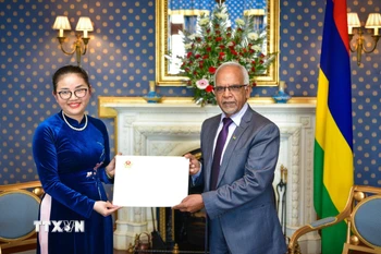 Đại sứ Trần Thị Thu Thìn đã trình Thư ủy nhiệm lên Tổng thống Dharambeer Gokhool. (Ảnh: Đại sứ quán Việt Nam tại Mozambique/TTXVN phát)