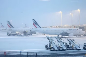 Máy bay của hãng Air France trên đường băng phủ đầy tuyết tại nhà ga 2F của sân bay Charles de Gaulle ở Paris, ngày 7/1. (Ảnh: Reuters)
