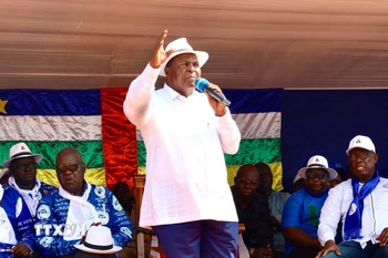 Tổng thống CH Trung Phi Faustin-Archange Touadera phát biểu trước những người ủng hộ tại Bangui, ngày 14/12/2025. (Ảnh: THX/TTXVN)