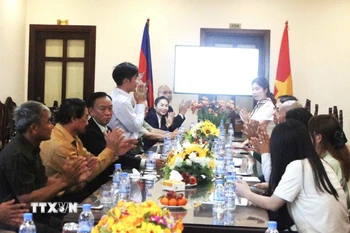 Cuộc gặp giữa Hội Doanh nhân Khmer - Việt Nam với đoàn Trung tâm Xúc tiến Đầu tư, Thương mại và Du lịch tỉnh An Giang tại thủ đô Phnom Penh. (Ảnh: Hoàng Minh/TTXVN)