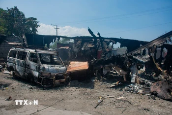 Các phương tiện bị đốt cháy trong bạo lực băng nhóm ở thủ đô Port-au-Prince, Haiti, ngày 25/3/2024. (Ảnh: AFP/TTXVN)