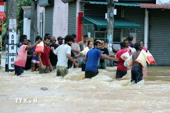 Ngập lụt sau mưa lớn ở ngoại ô Colombo, Sri Lanka ngày 29/11/2025. (Ảnh: THX/TTXVN)
